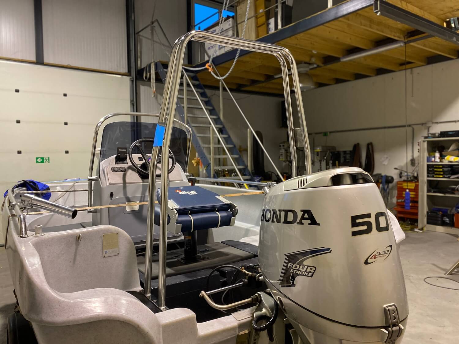 Gepolijste RVS radarbeugel voor een open motorboot