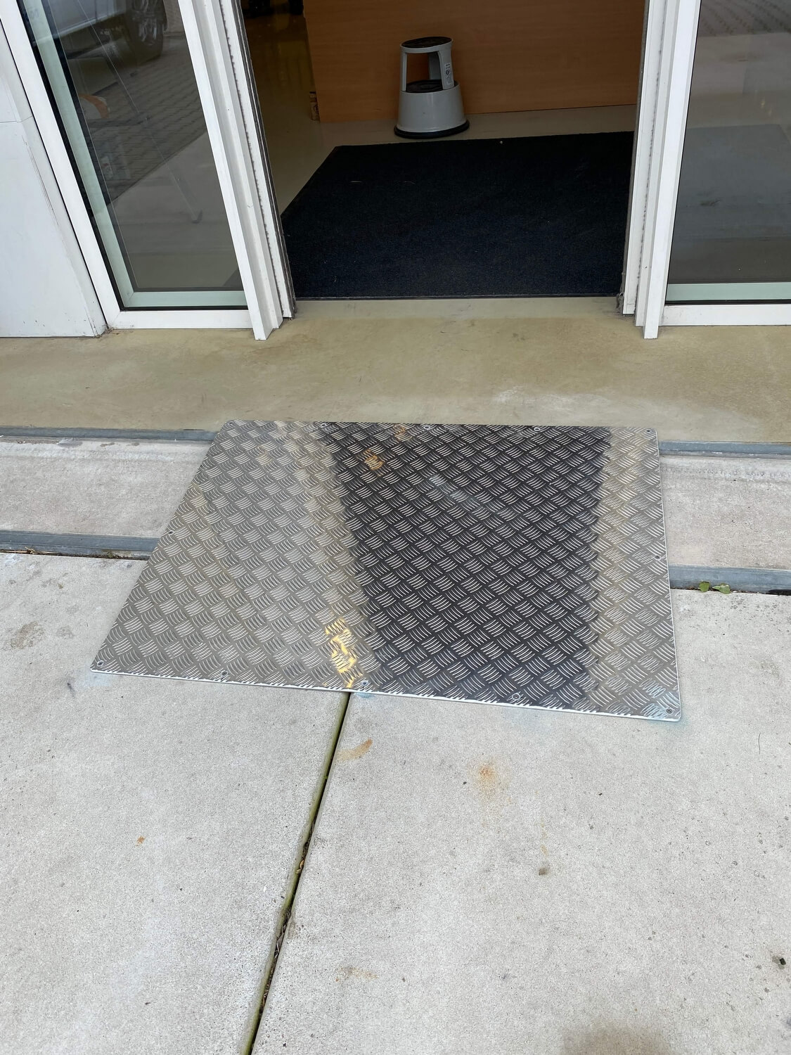 Aluminium oprijplaat bij een bedrijfsingang