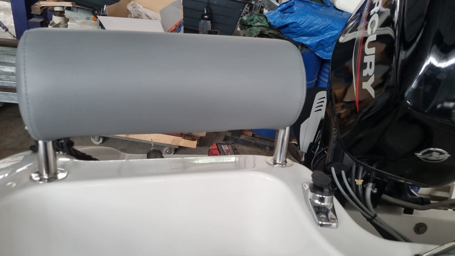 Gepolijste RVS rugleuning voor de achterbank van een boot