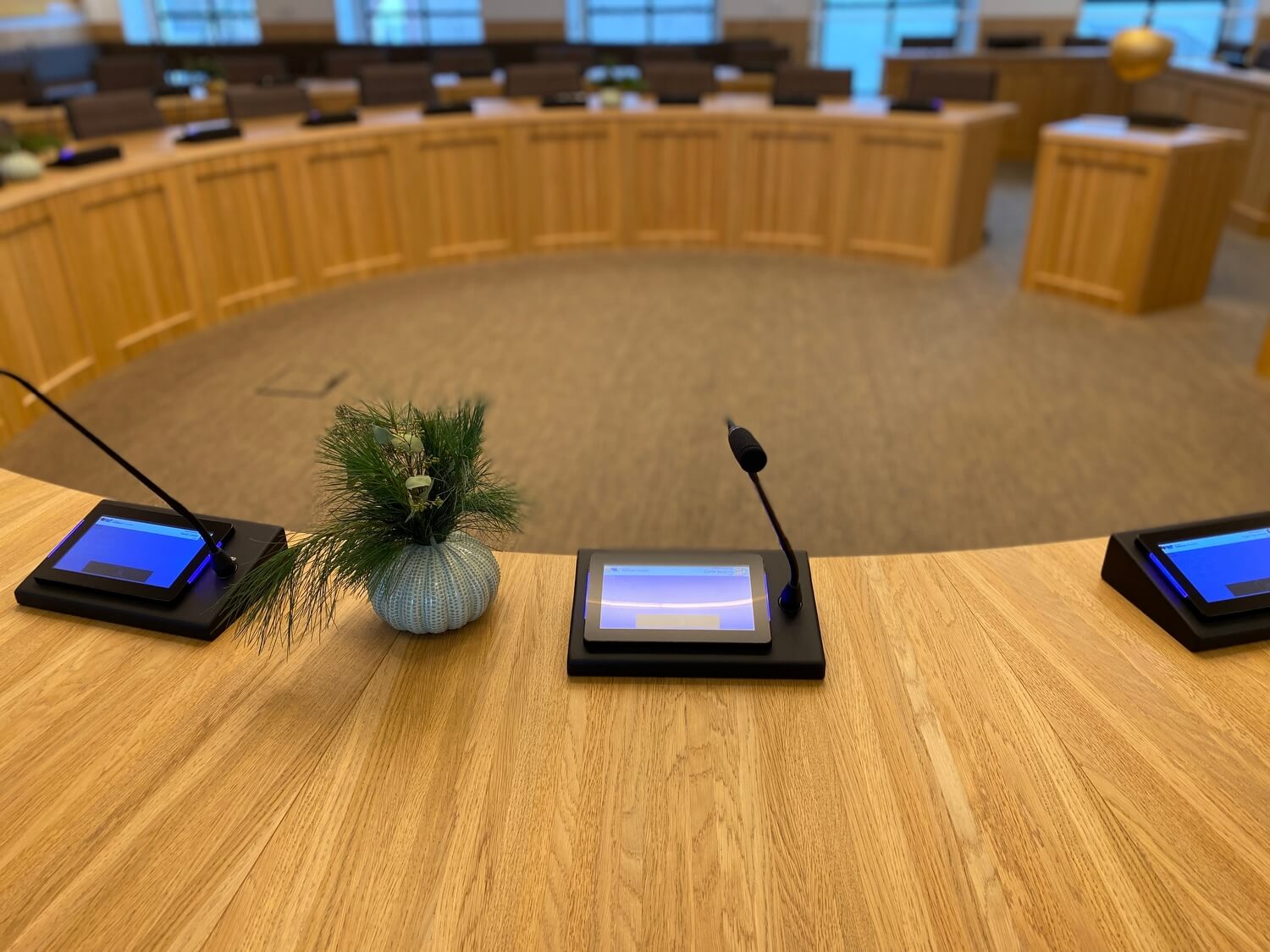 Veertig RVS vergaderposten voor de raadzaal van gemeente Súdwest-Fryslân